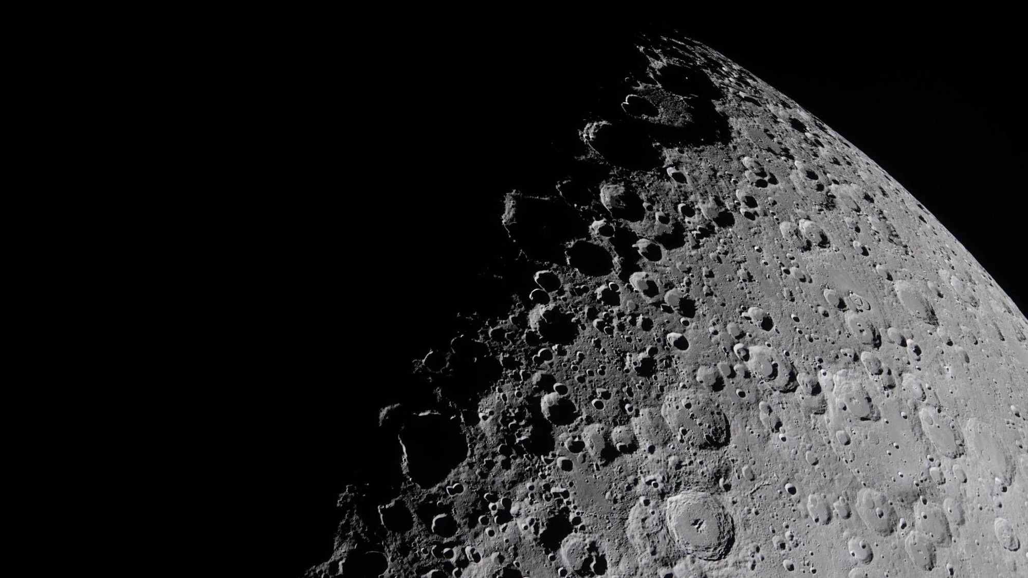 Superficie della Luna coperta di crateri da impatto
