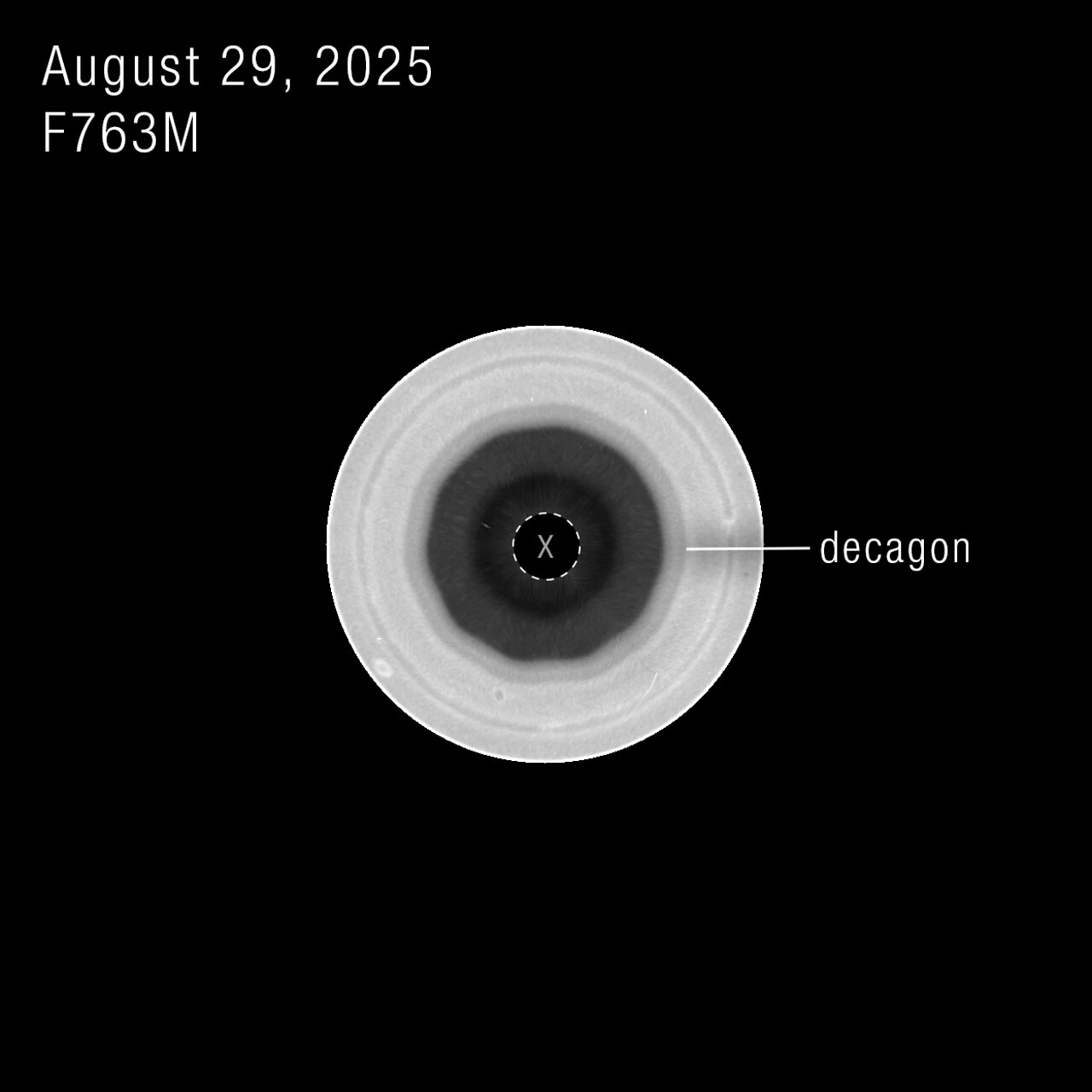 Il decagono al polo sud di Saturno visto da Hubble in una singola lunghezza d'onda