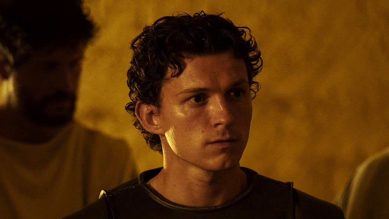 Tom Holland nei panni di Telemaco in The Odyssey di Christopher Nolan