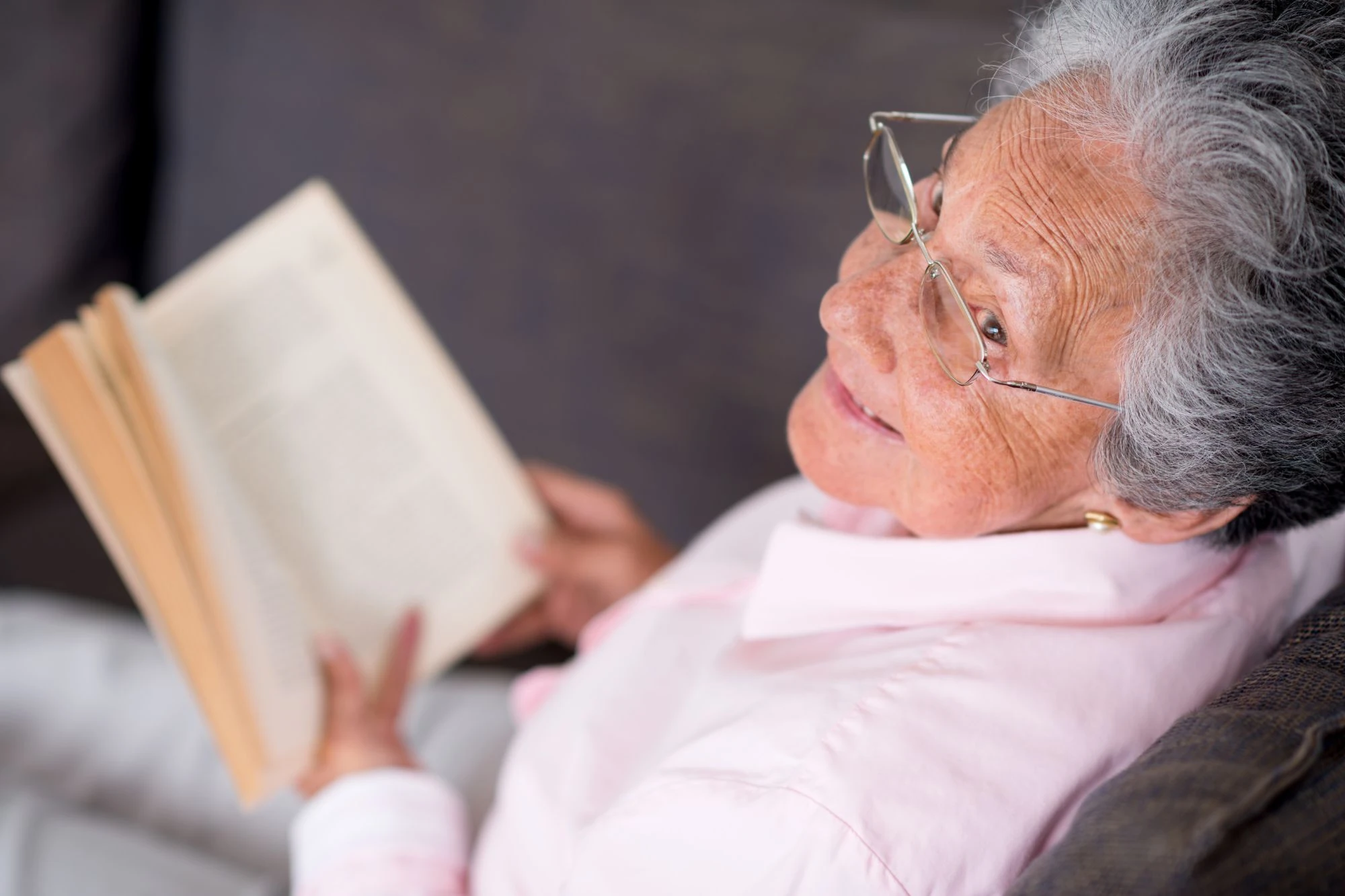 Donna che legge un libro