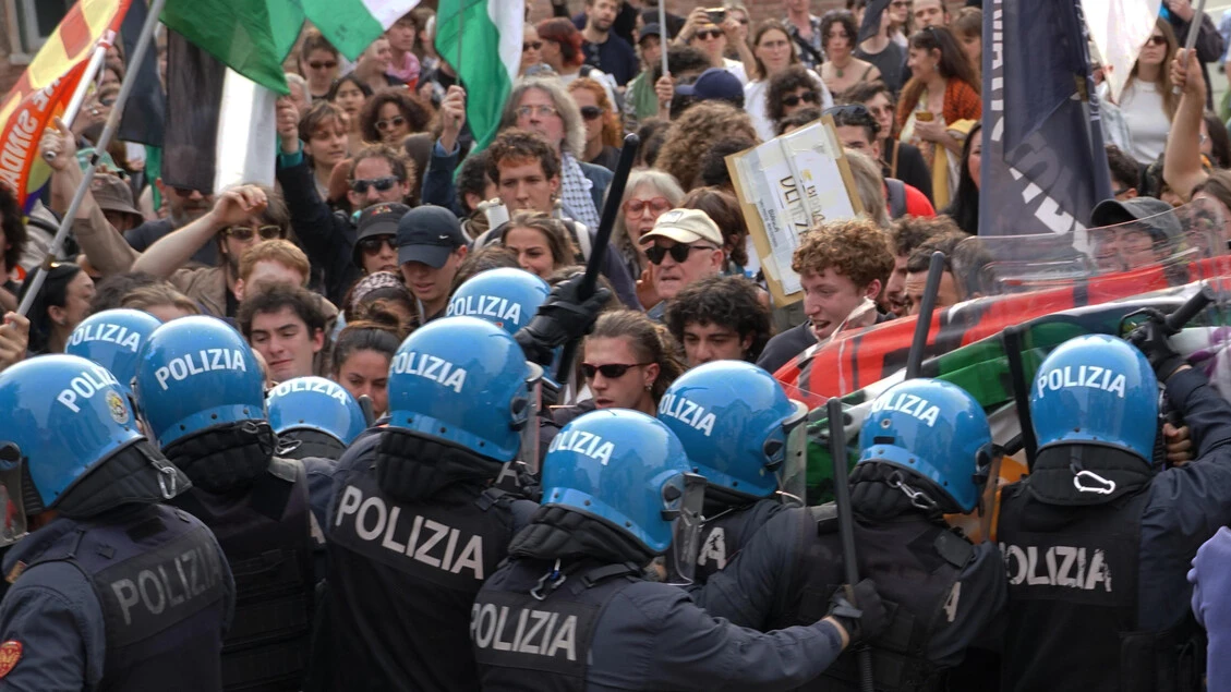 Polizia e manifestanti durante le tensioni alla Biennale di Venezia