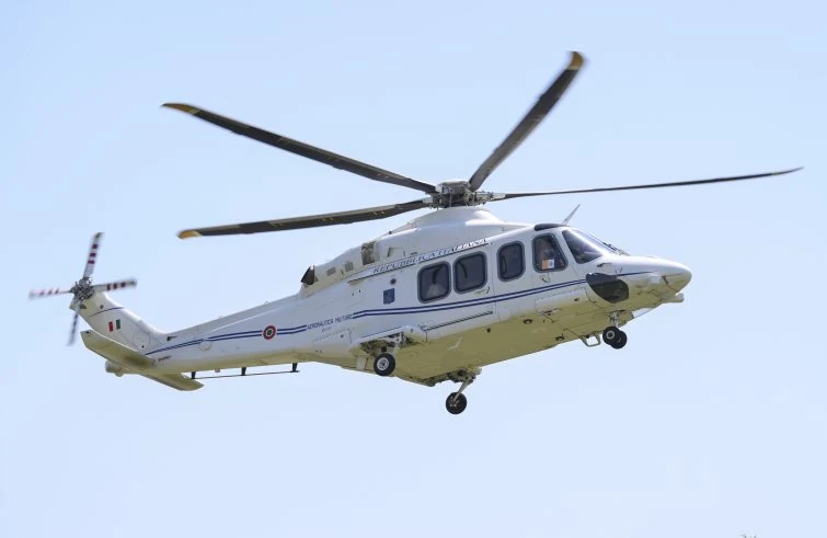 Elicottero dell'Aeronautica Militare in volo, come quello usato dal Papa
