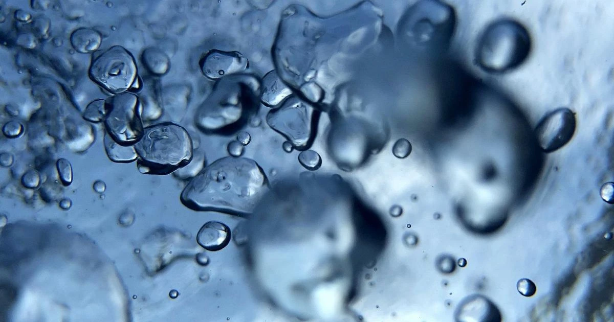 Immagine evocativa di inclusioni fluide e acqua intrappolata nei minerali