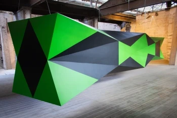 Installazione geometrica di Boris Tellegen / DELTA alla Urban Art Biennale 2026 nella Völklinger Hütte