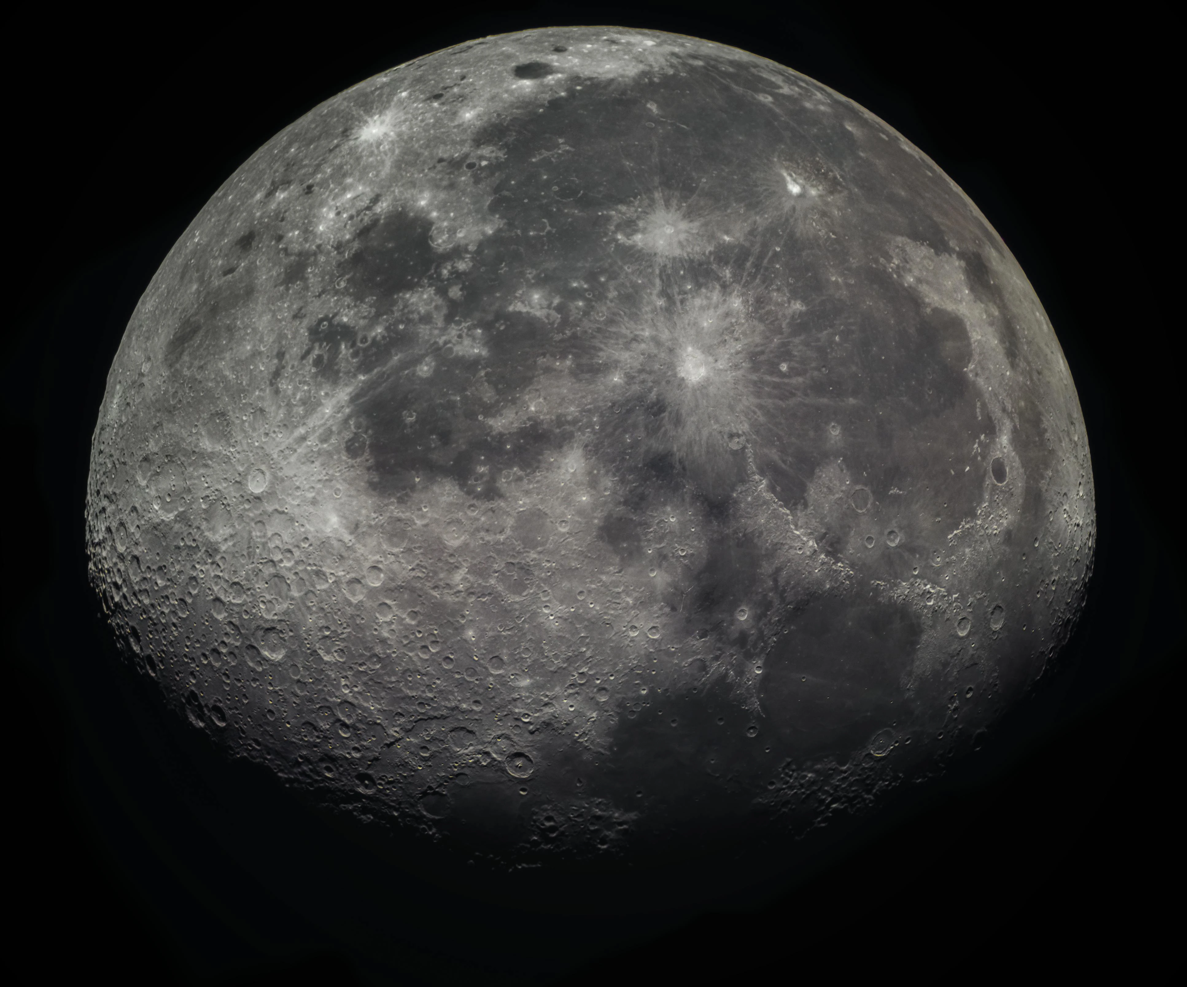 La superficie craterizzata della Luna vista dalla capsula Orion