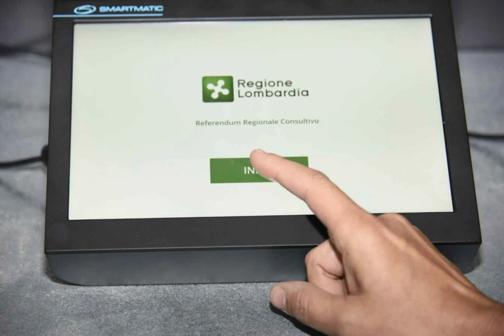 Una voting machine Smartmatic con la schermata del referendum regionale consultivo di Regione Lombardia