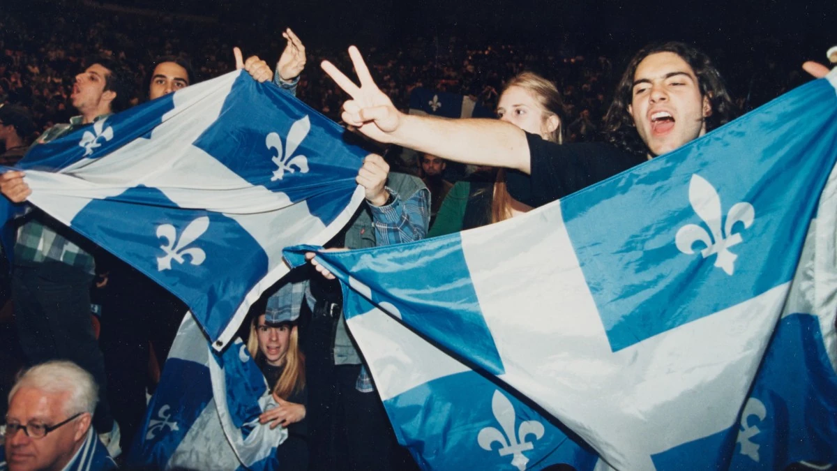 Giovani sventolano bandiere del Québec durante un raduno indipendentista negli anni Novanta