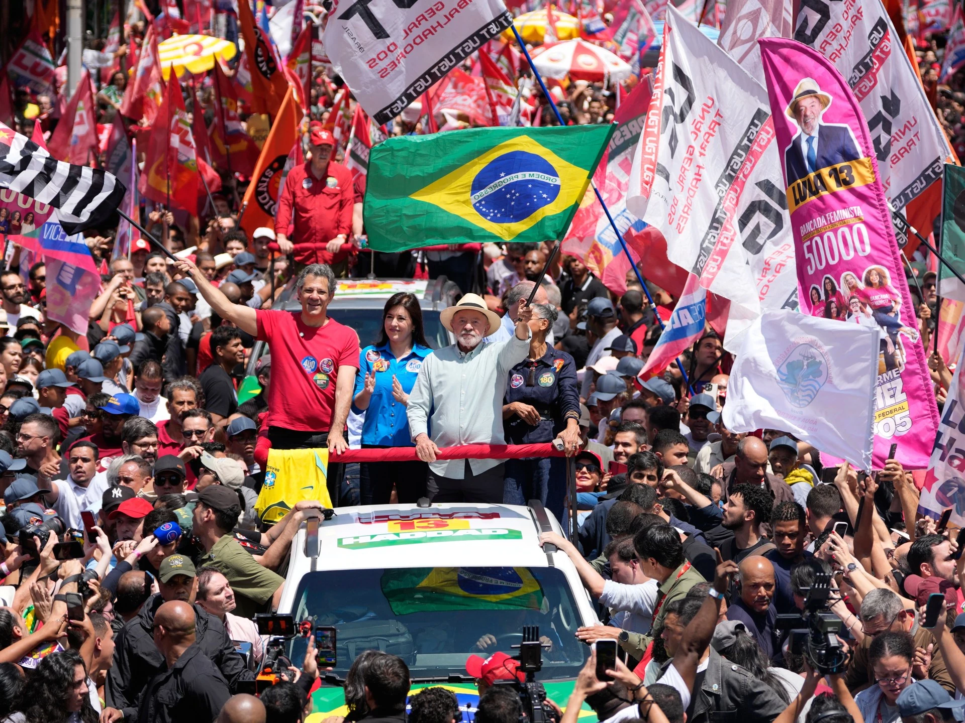 Lula sventola una bandiera brasiliana durante un comizio a San Paolo il 3 ottobre 2026