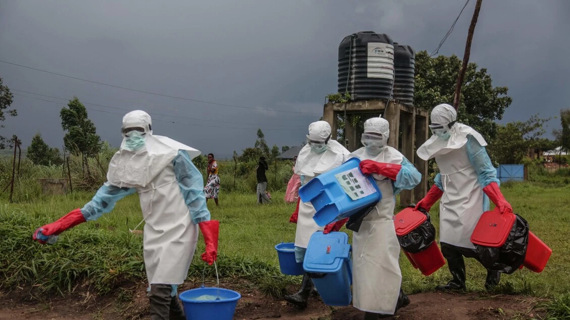 Operatori sanitari in dispositivi di protezione durante la risposta a Ebola