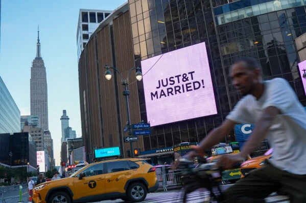 Il tabellone del Madison Square Garden illuminato con la scritta JUST & T MARRIED