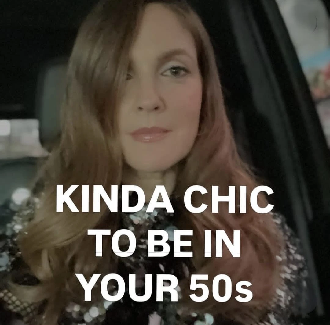 Drew Barrymore partecipa al trend kinda chic sui social
