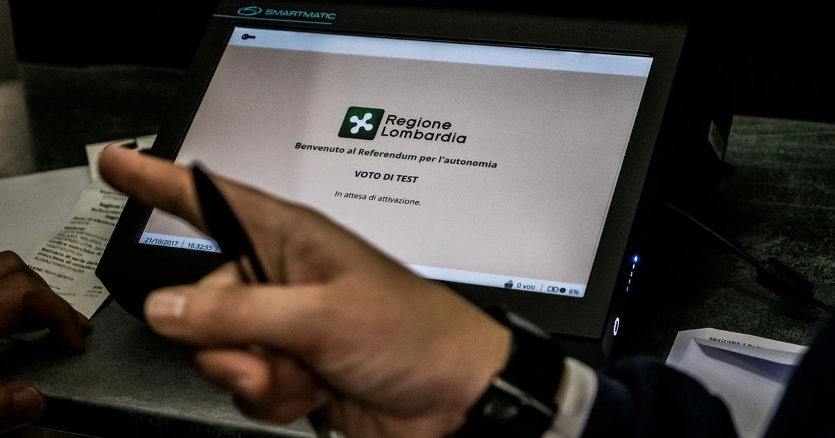 Una voting machine Smartmatic durante il voto di test del referendum lombardo del 2017