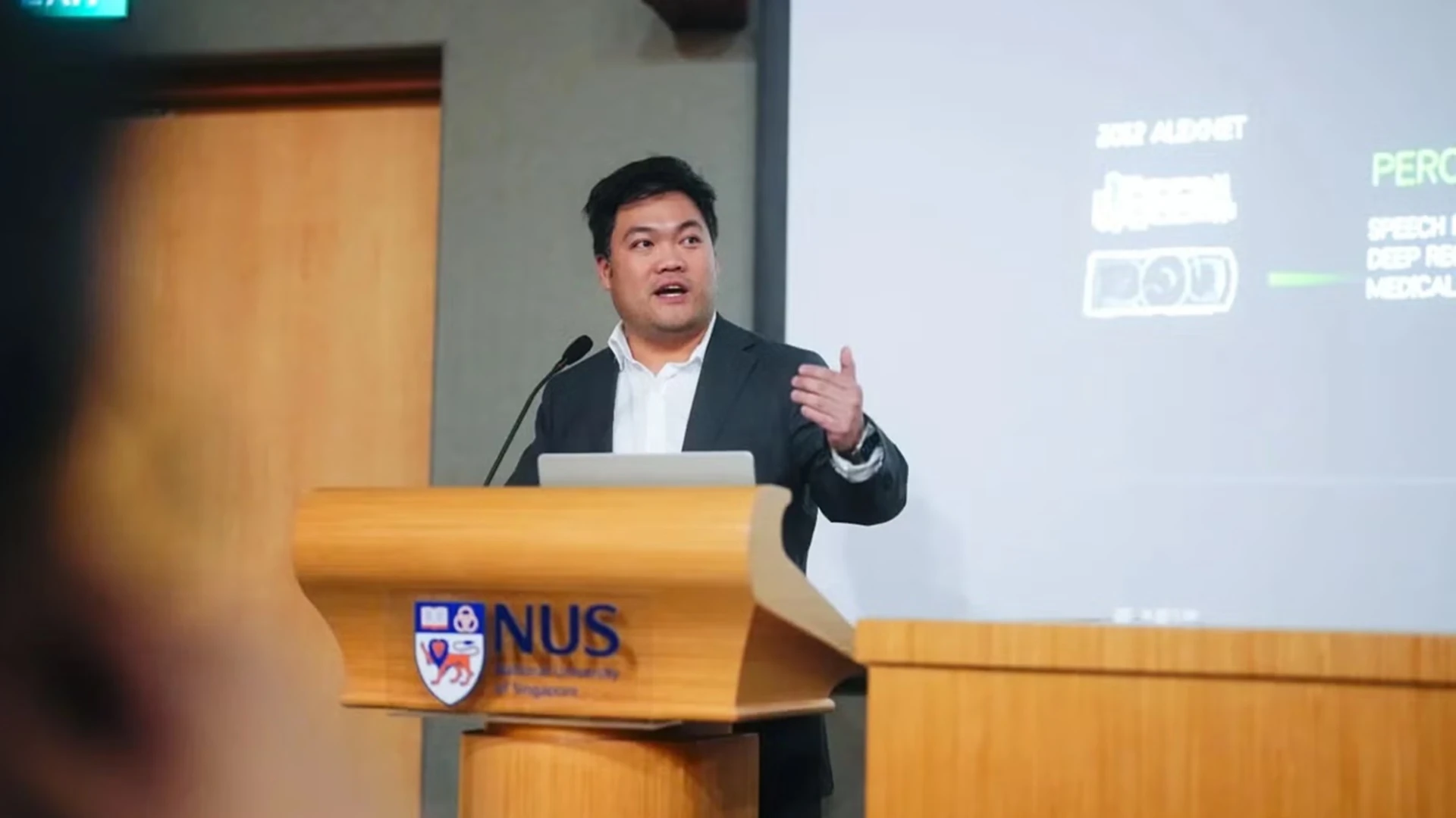 Hon Weng Chong, CEO di Cortical Labs, presenta il prototipo al NUS