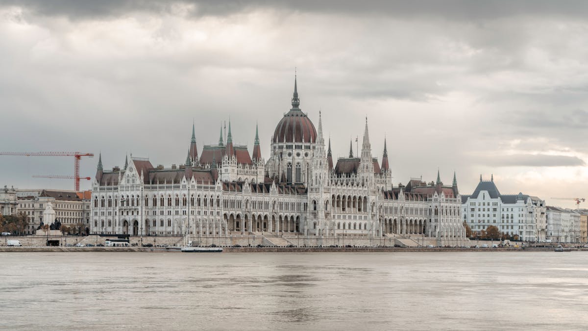 Il Parlamento ungherese a Budapest sotto cieli drammatici