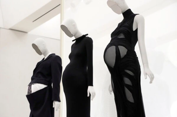 Sezione Pregnant Body della mostra Costume Art al Met