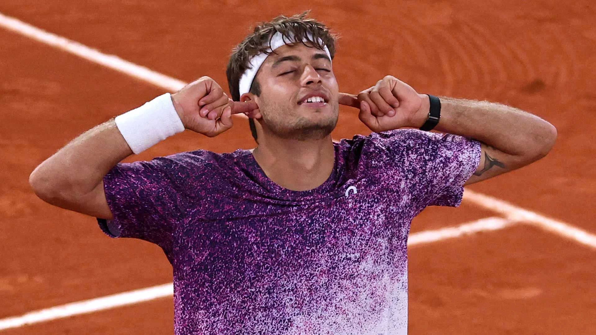 Flavio Cobolli esulta sulla terra rossa del Roland Garros 2026
