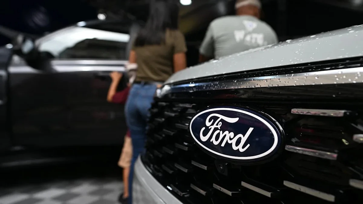 Controllo qualita' in uno stabilimento Ford
