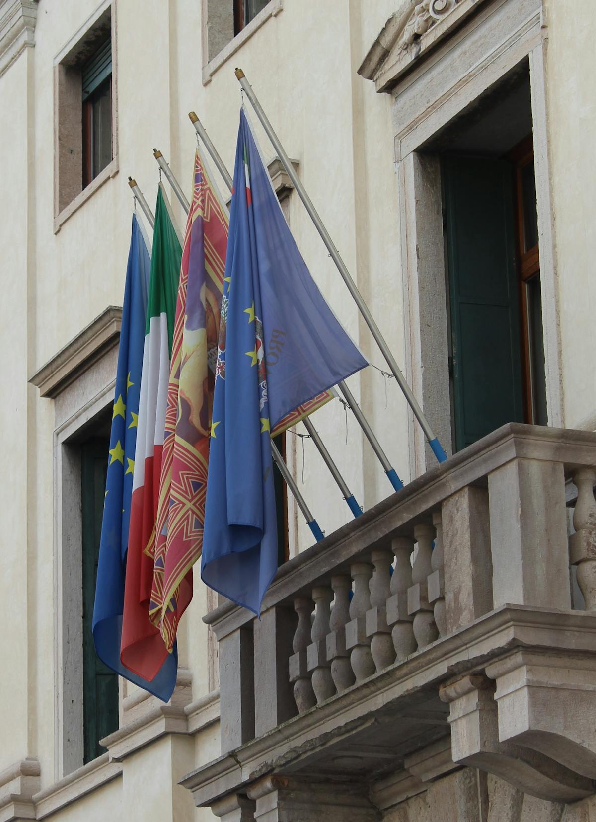 Bandiere europee su un palazzo storico
