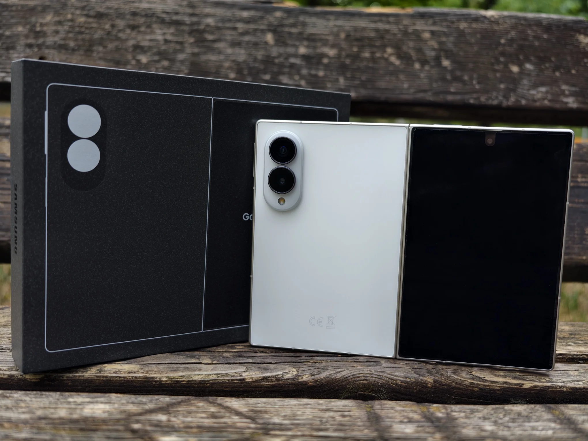 Samsung Galaxy Z Fold 8 chiuso, nuovo formato piu' largo e squadrato