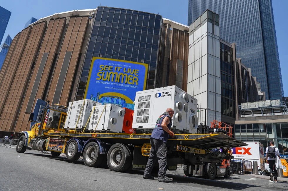 Operai scaricano unità di condizionamento portatili davanti al Madison Square Garden