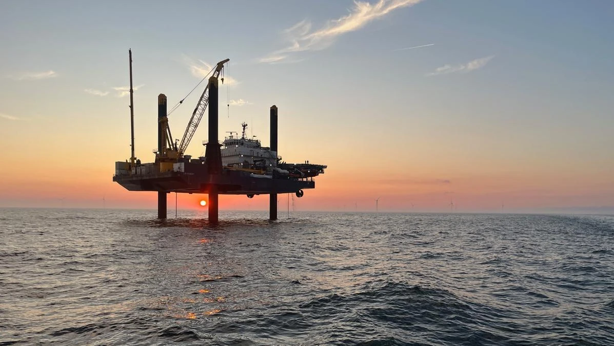 Piattaforma offshore al tramonto sul mare, simbolo di indagini sotto il fondale