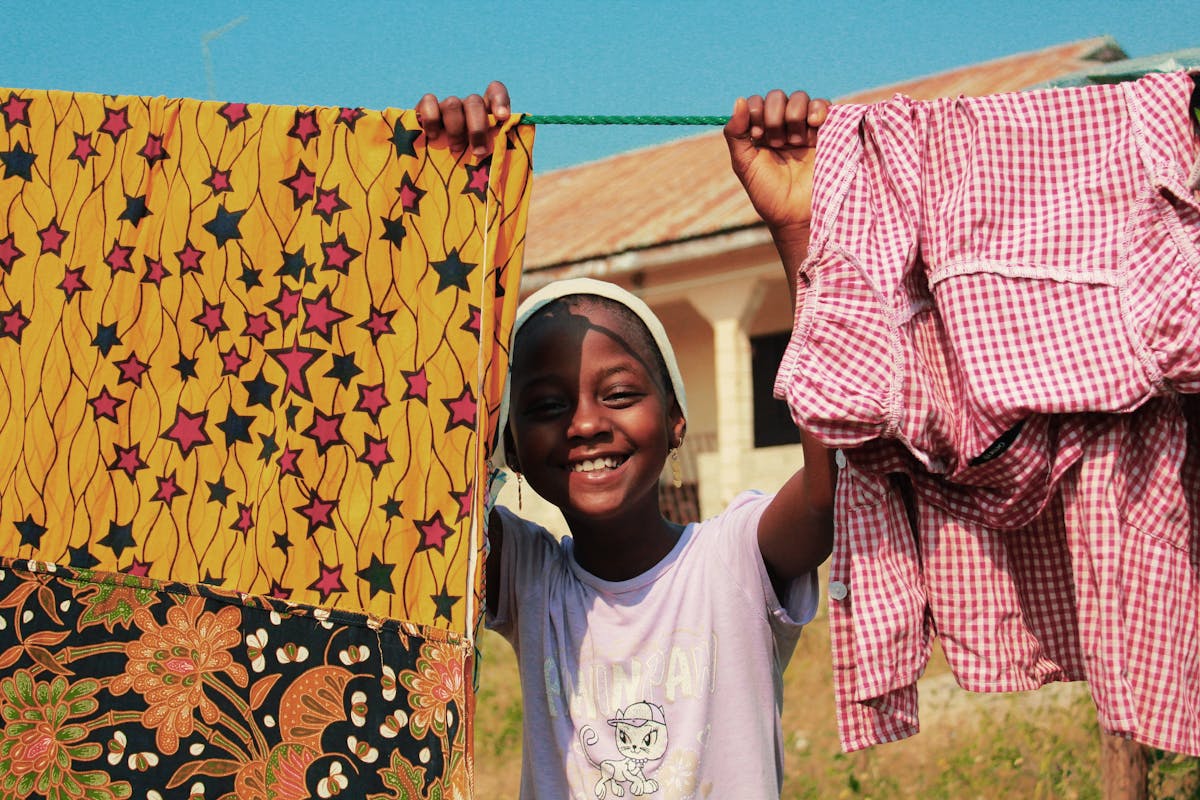 Candele accese in una stanza buia