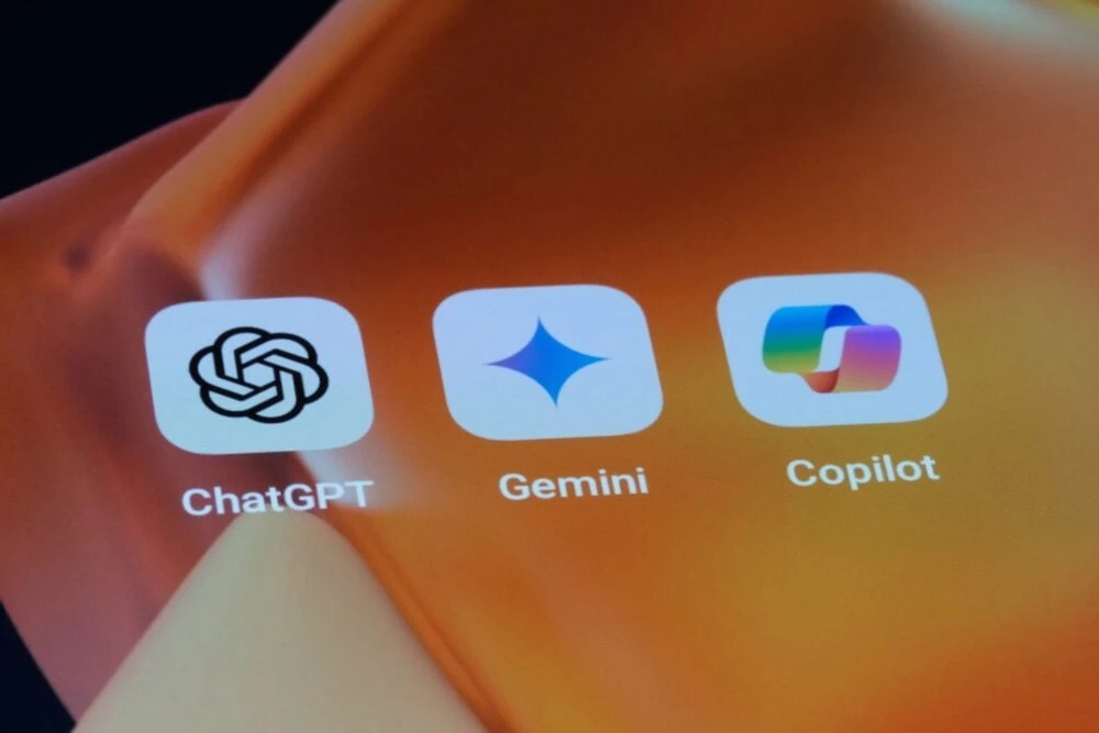 Le icone delle app ChatGPT, Gemini e Copilot su uno smartphone