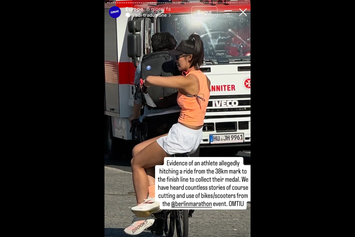 Yuanyuan Sun seduta sul retro di una bicicletta durante la maratona di Berlino, foto pubblicata dall'Official Marathon Time Integrity Unit