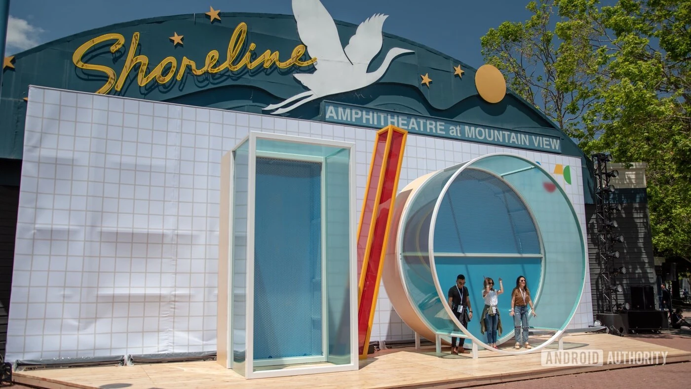 Allestimento esterno del Google I/O allo Shoreline Amphitheatre