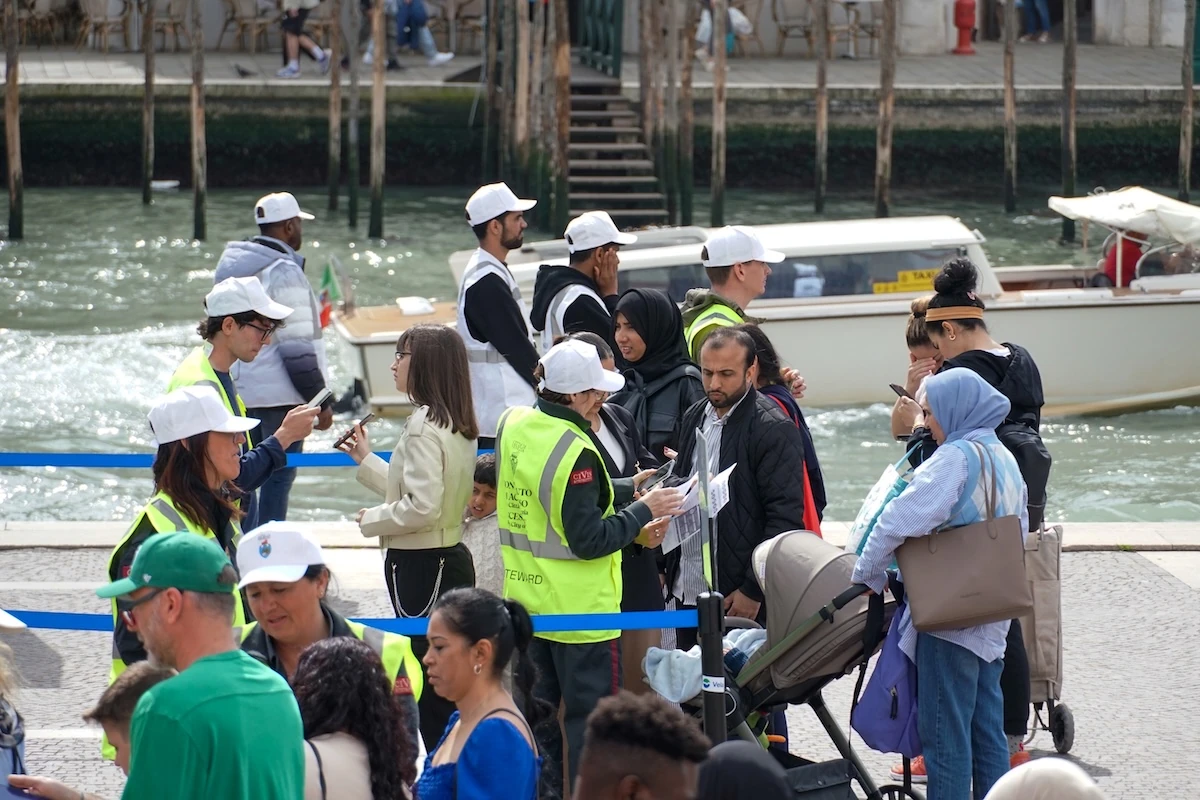 Steward controllano i biglietti d'ingresso dei turisti a Venezia