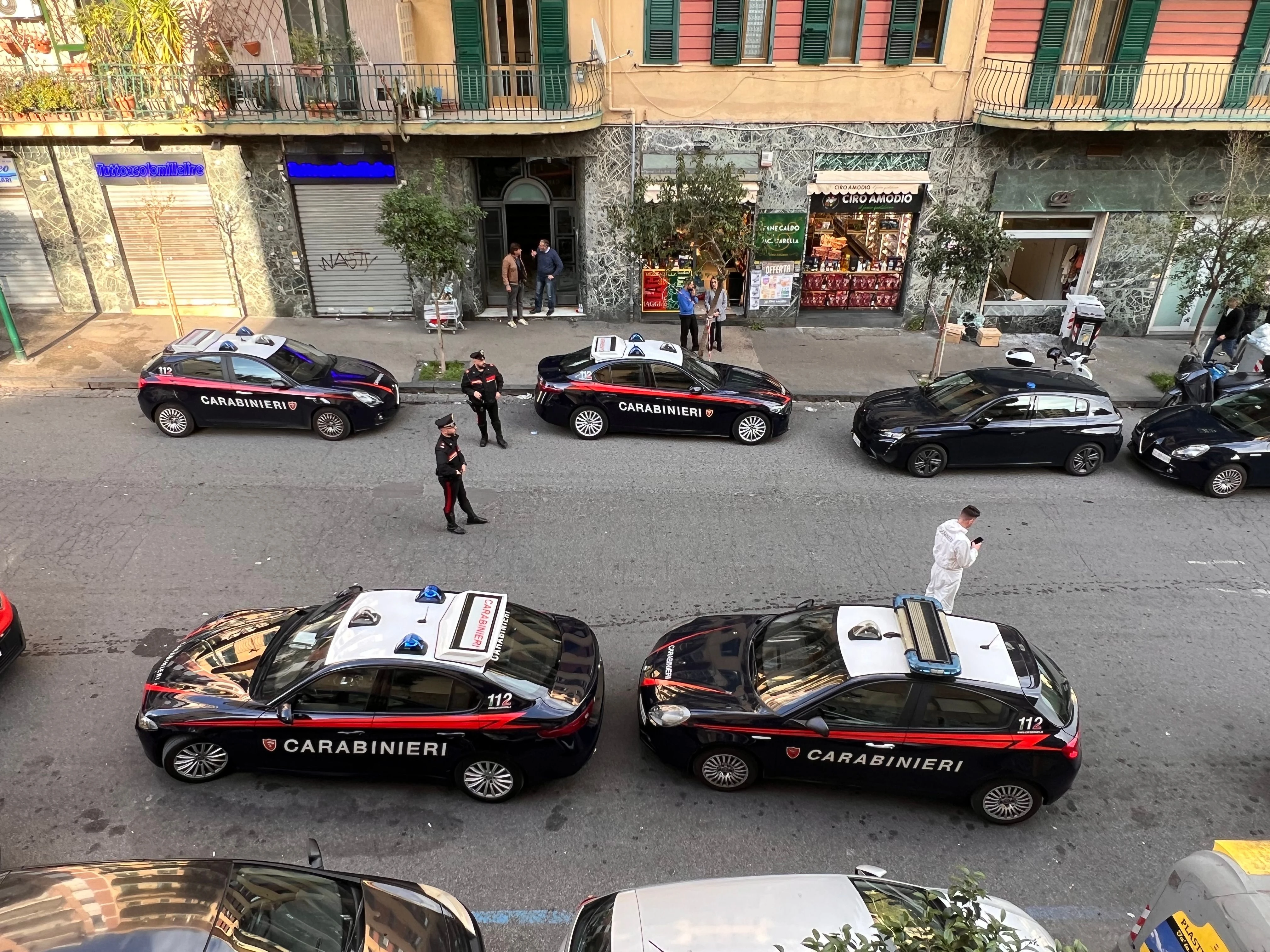 Polizia sul luogo della rapina alla filiale di Napoli
