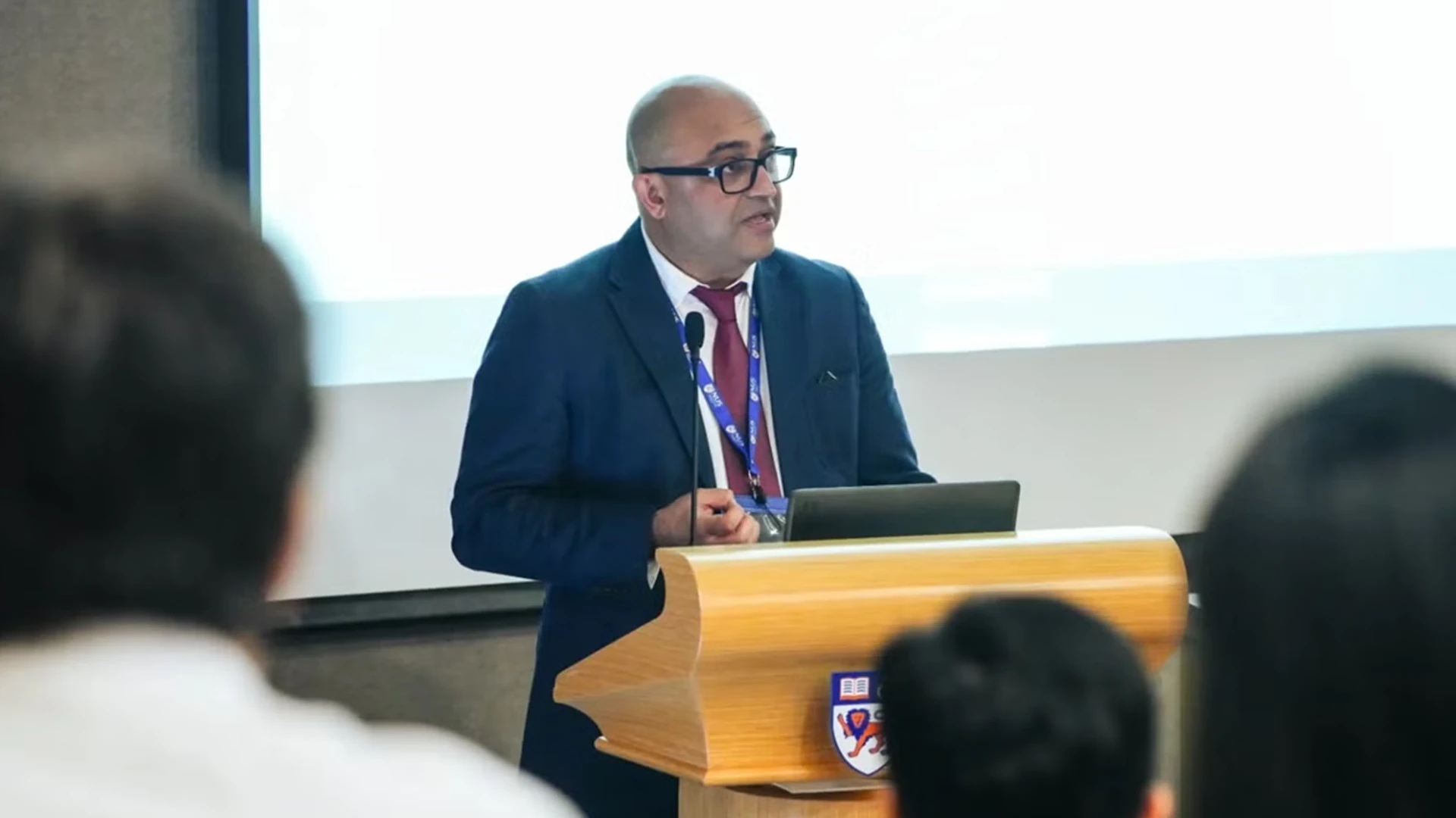Il neuroscienziato Rickie Patani interviene alla presentazione del data center biologico