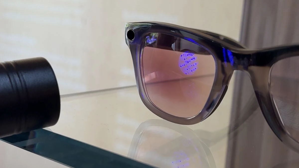 Un paio di occhiali Ray-Ban Meta con la fotocamera integrata nella montatura