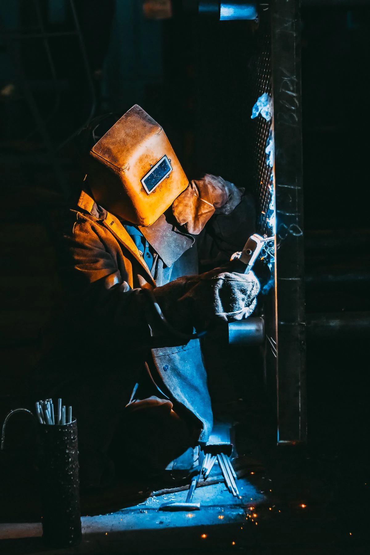 Saldatore al lavoro tra le scintille