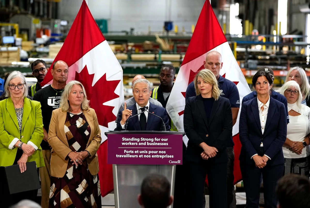 Il ministro delle Finanze canadese François-Philippe Champagne annuncia i controdazi a Ottawa