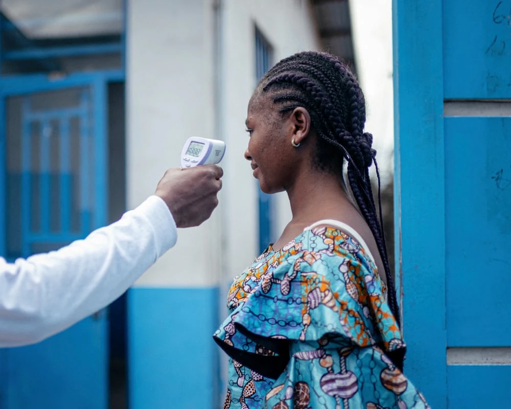 Controllo della temperatura all’ingresso di una struttura sanitaria in Uganda