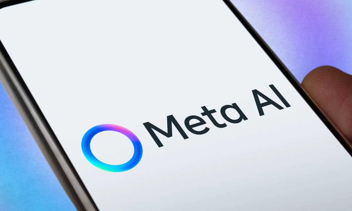Il logo di Meta AI sullo schermo di uno smartphone