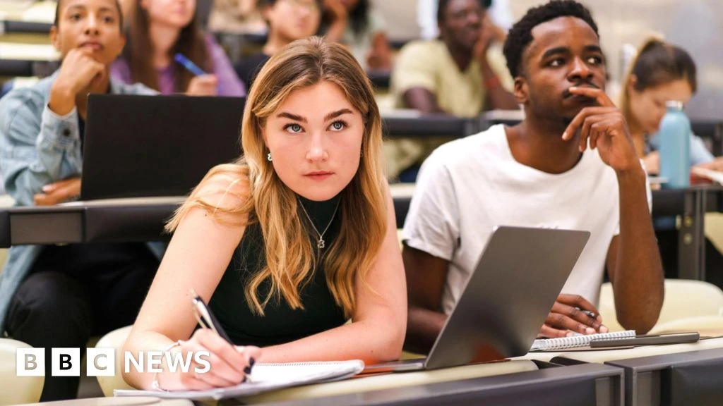Studenti in aula con laptop durante una lezione universitaria