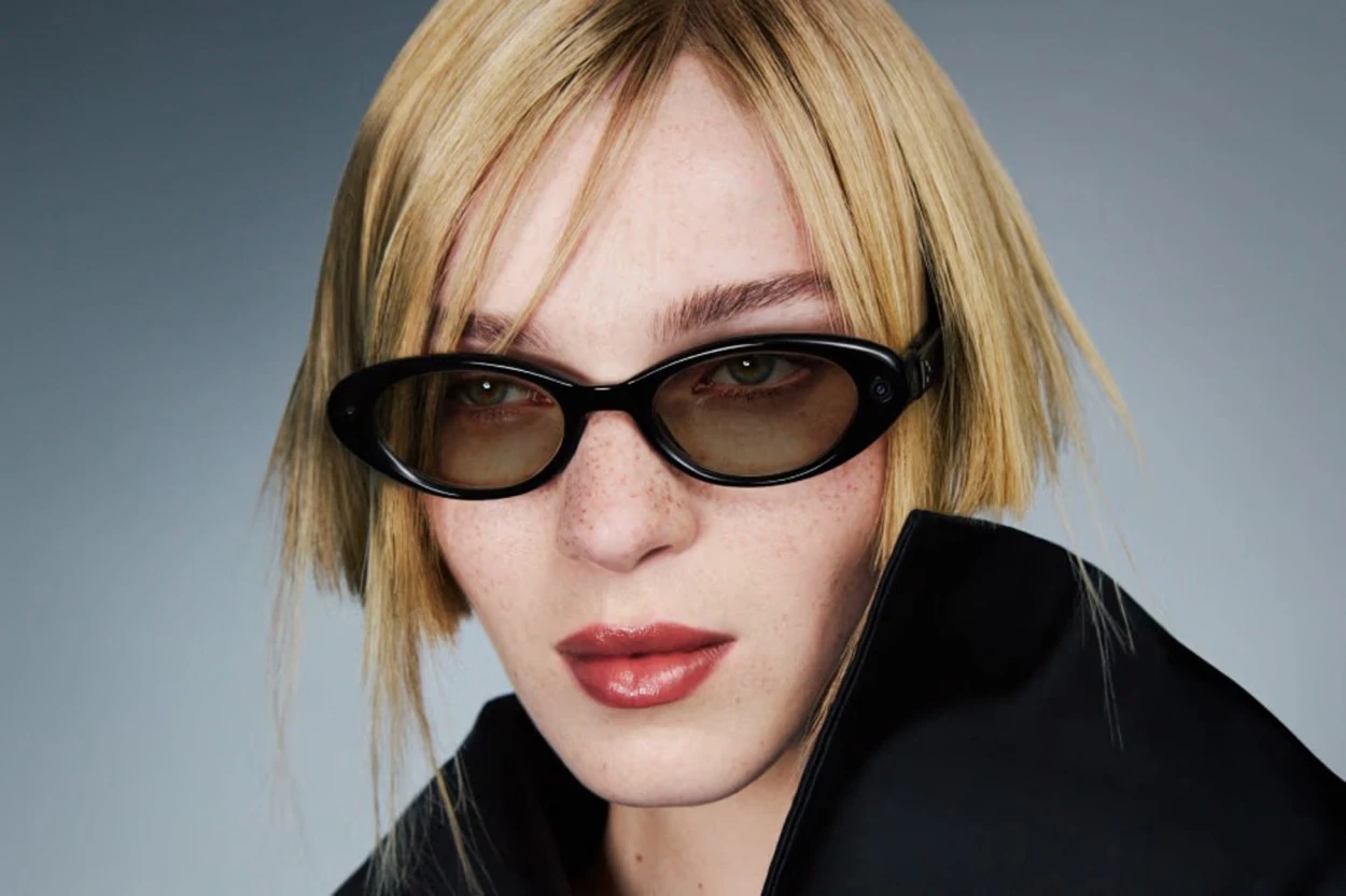 Una modella indossa occhiali smart di Gentle Monster progettati per Android XR