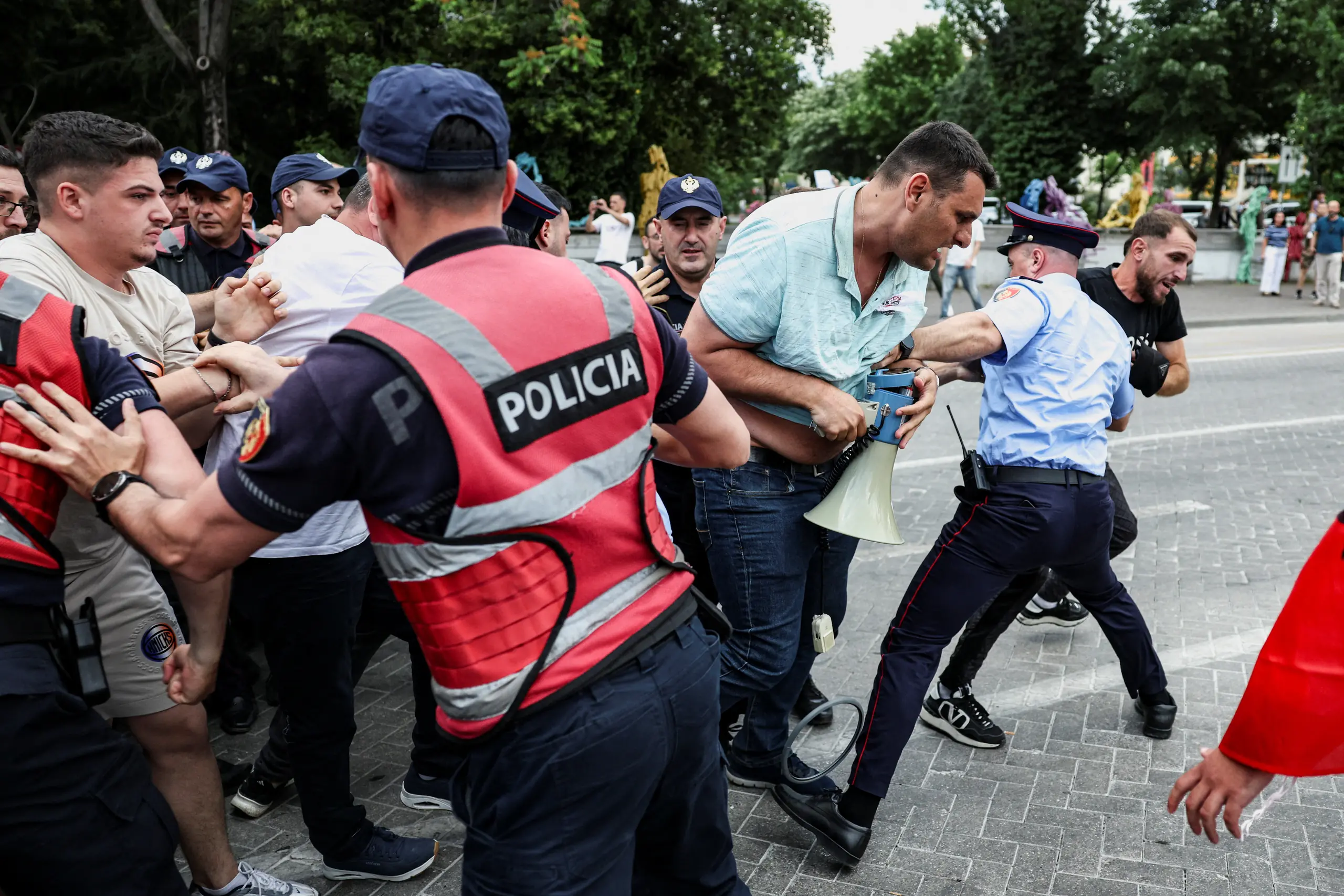 Scontri durante le proteste a Tirana