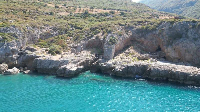 La grotta di Üçağızlı II sulla costa mediterranea turca
