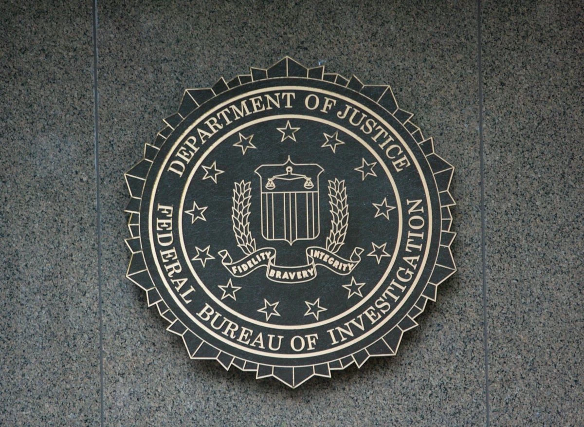 Sigillo del Federal Bureau of Investigation su una parete