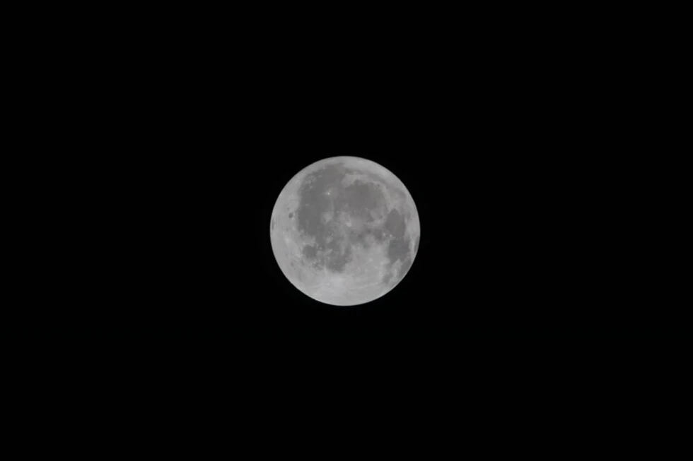 La Luna vista dalla missione Artemis II attraverso la capsula Orion