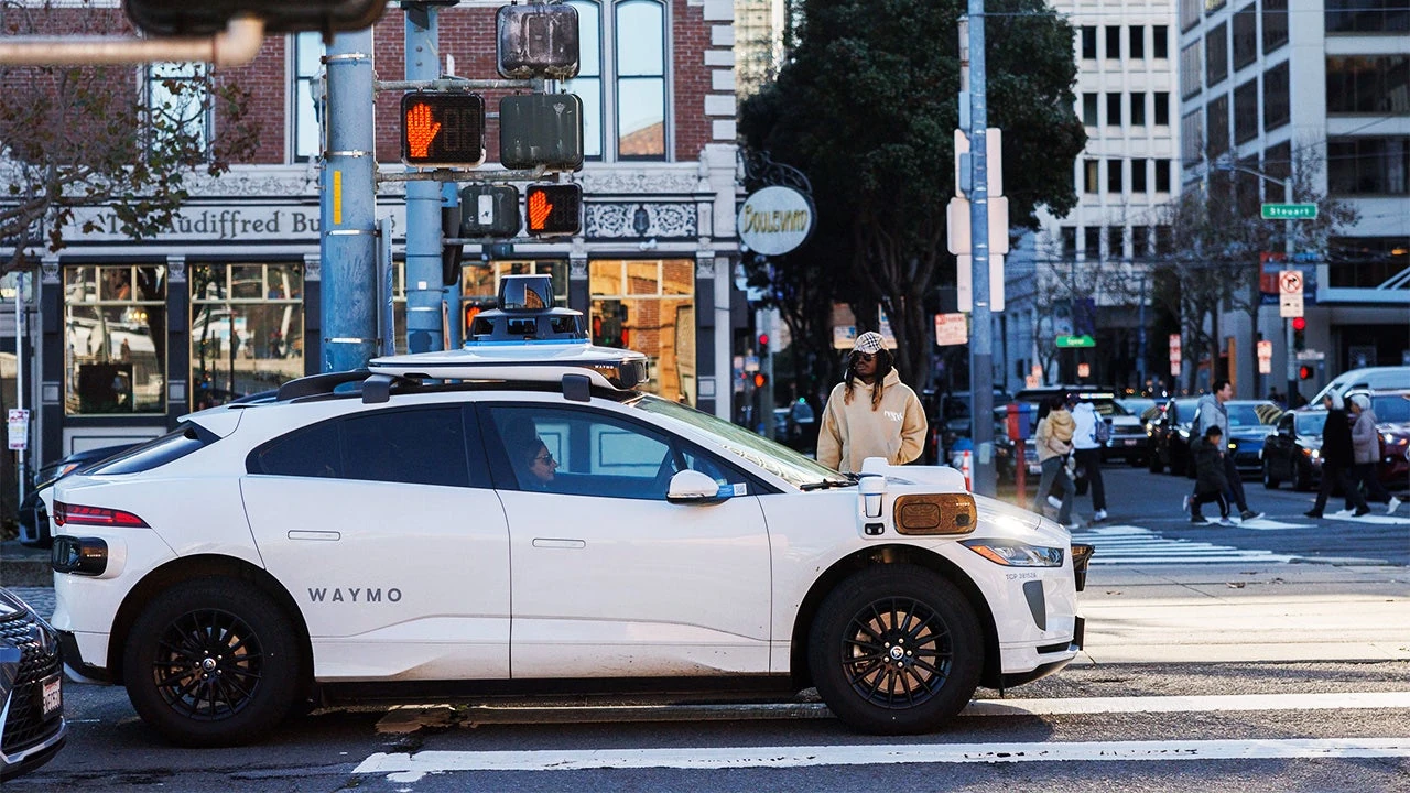 Veicolo Waymo a un incrocio urbano