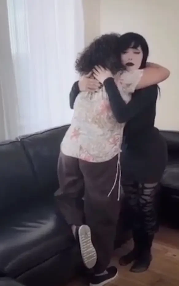 La reazione della madre di Pinkchyu alla notizia della casa