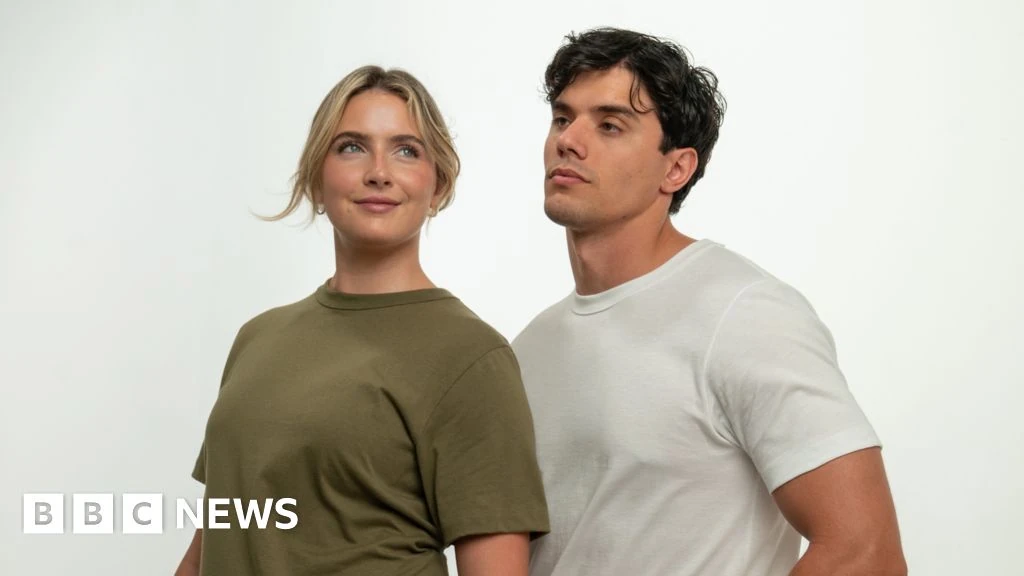 Due persone indossano T-shirt semplici in uno scatto BBC sull’automazione dell’abbigliamento