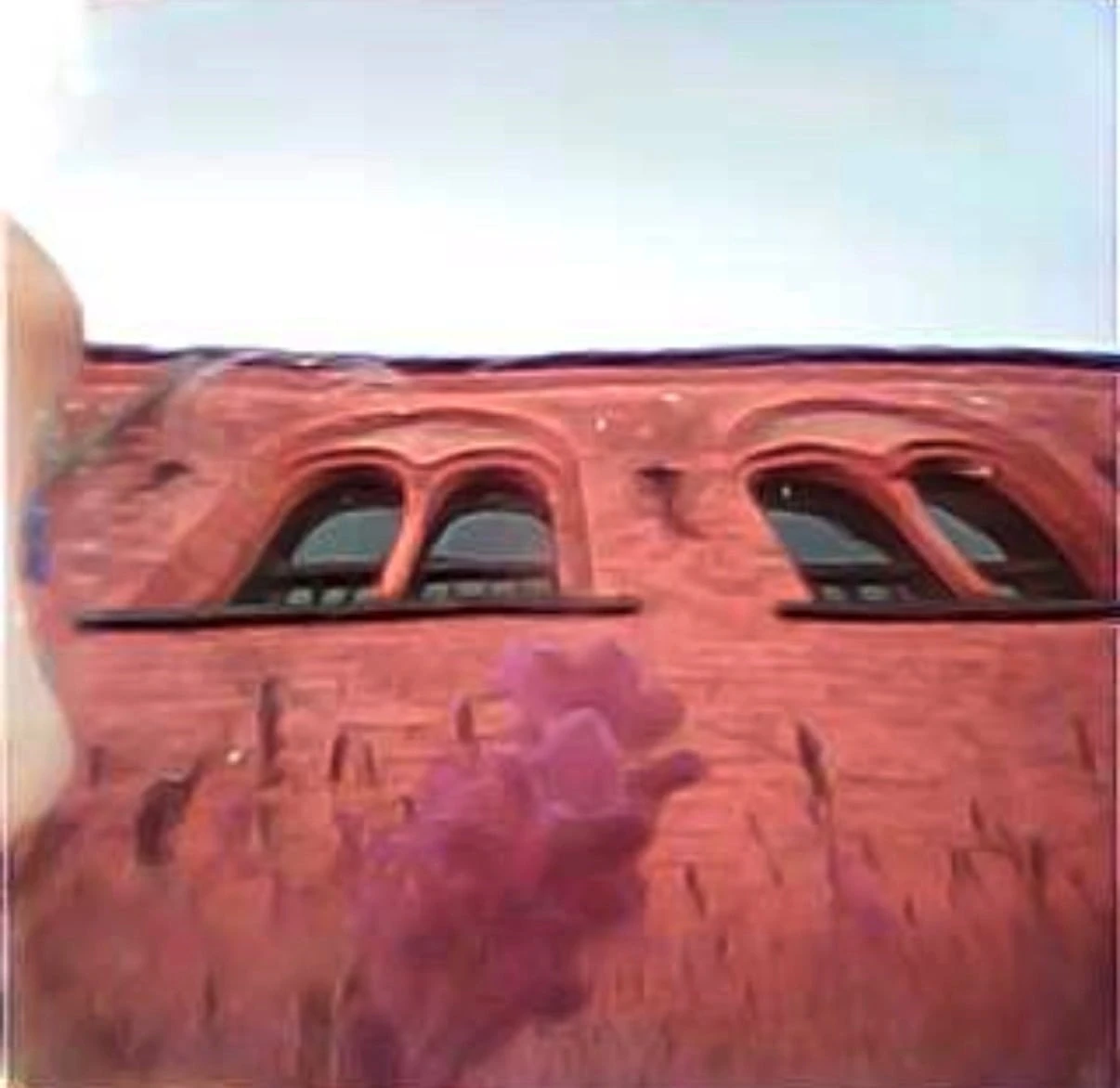 Foto di strada scattata con la microcamera del Dyson CameraJet: bassa risoluzione, distorsione fish-eye, bilanciamento del bianco falsato