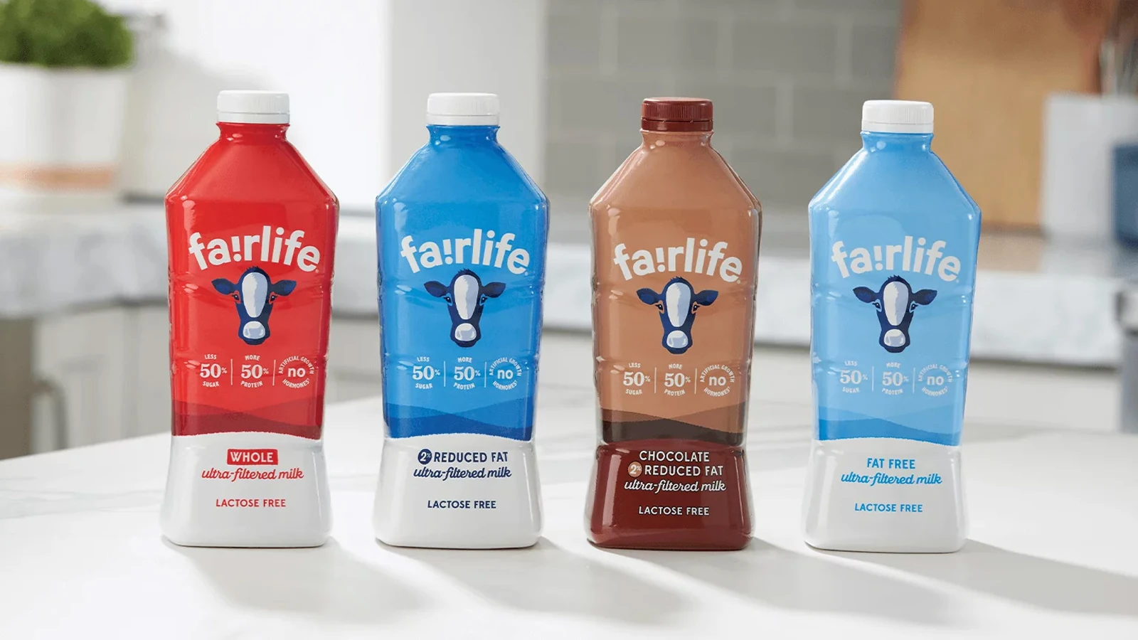 Bottiglie di latte ultra-filtrato Fairlife di Coca-Cola su un piano di cucina