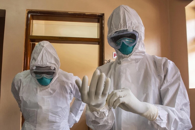 Operatori sanitari con dispositivi di protezione durante una risposta a un focolaio di Ebola