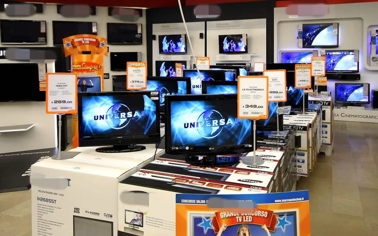Televisore e dispositivi tecnologici in salotto